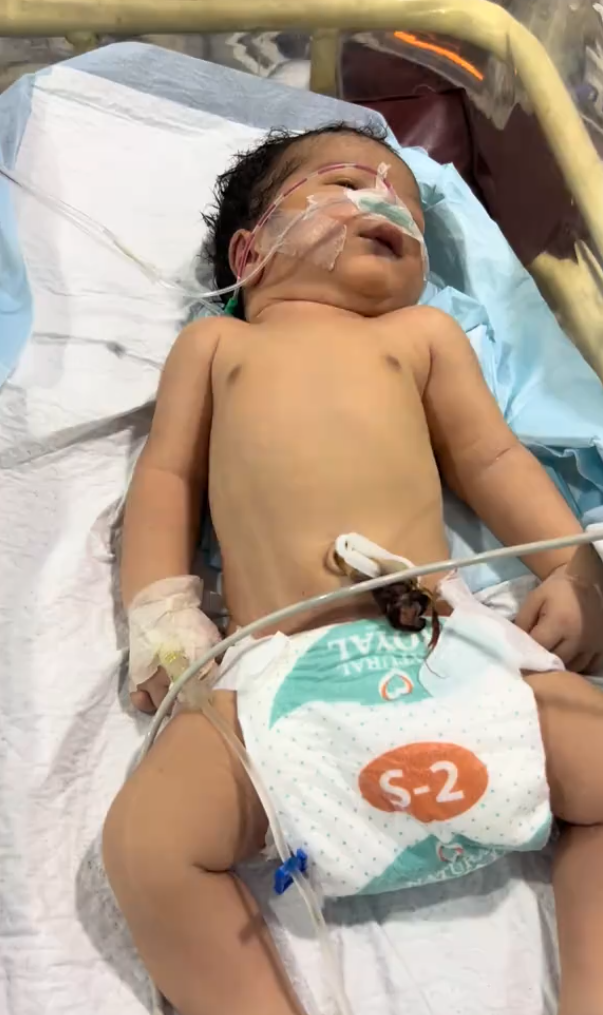 Pedro no leito do hospital, com suporte para respirar